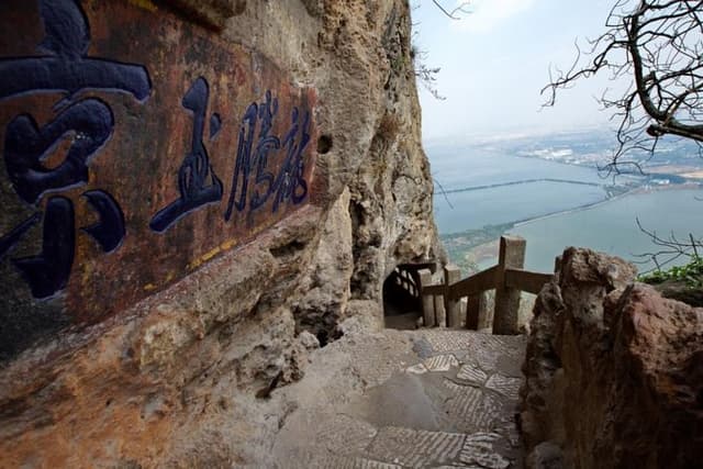 One day West Hills Yuantong Temple and Green Lake Tour