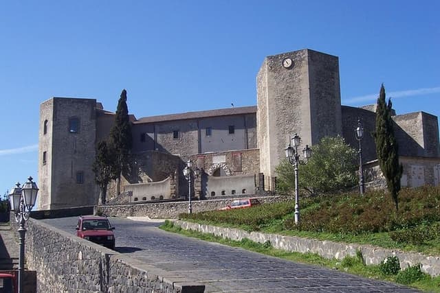 Melfi private tour: Walking among castles, gates & views