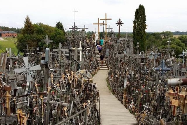 Private Trip from Vilnius to Riga: Hill of Crosses, Rundale Palace, Bauska castl