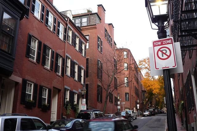 Boston Sightseeing Tour - a fully-narrated driving tour