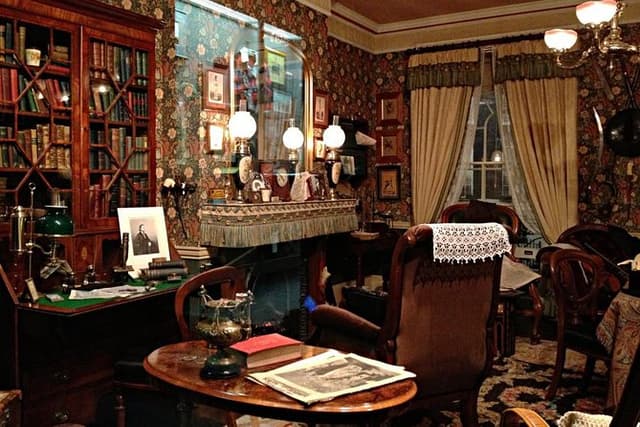 Sherlock Holmes Museum & See London's Top Sights Walking Tour