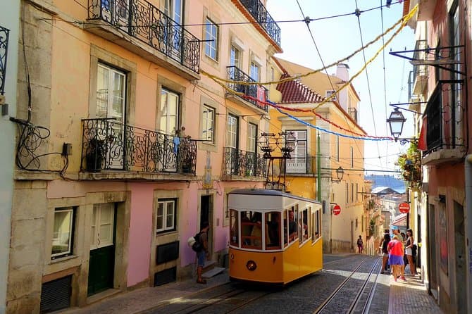 Private Luxury Transfers: Santiago de Compostela to Porto