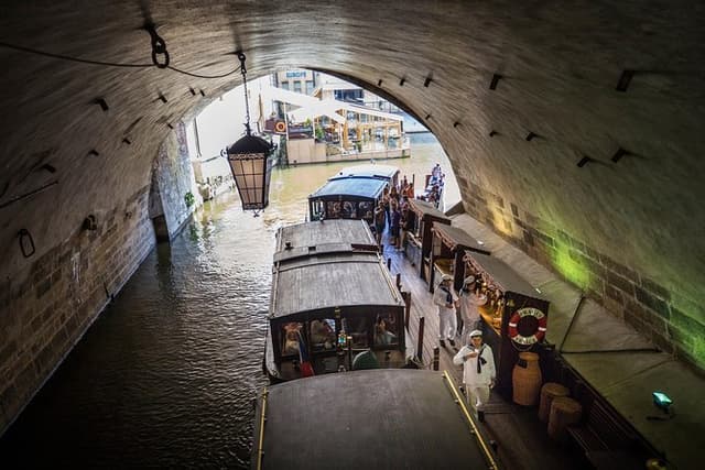 Prague Castle and Canal River Boat Tour