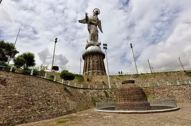 City Tour in Quito. Muffin, Cable Car, Historic Center and Middle of the World