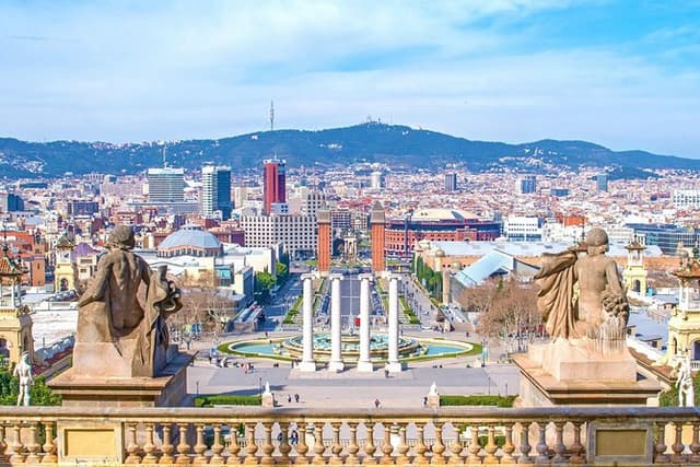 Private Barcelona and Sagrada Familia Tour with Hotel Pick-up