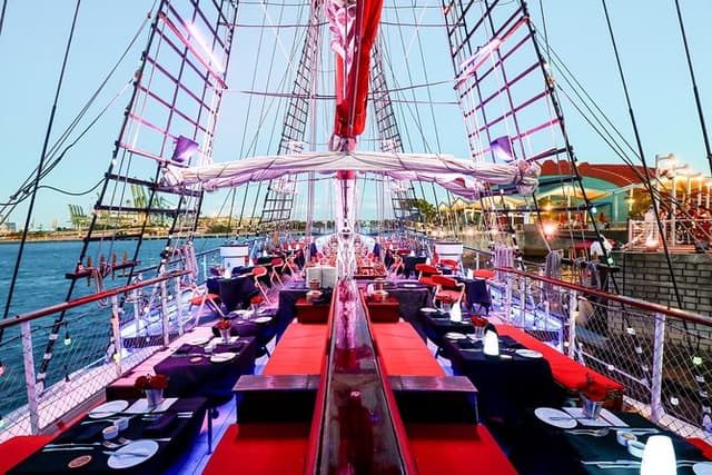 Royal Albatross - Weeknight Buffet Dinner + Free-flow Wine & Beer