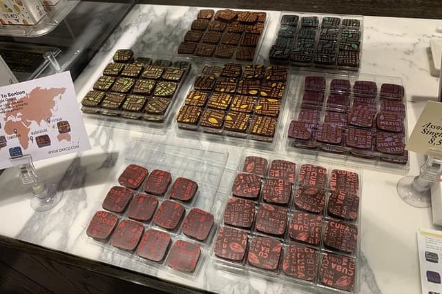 Brussels Chocolate Beer Waffle and Belgian Whiskey All-in-One (Small Group) Tour