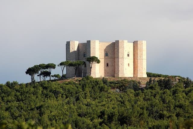 Walking tour Castel del Monte Unesco site