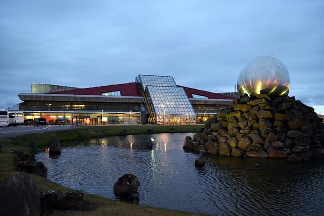 Keflavik To Reykjavik Private Luxury Airport Transfer