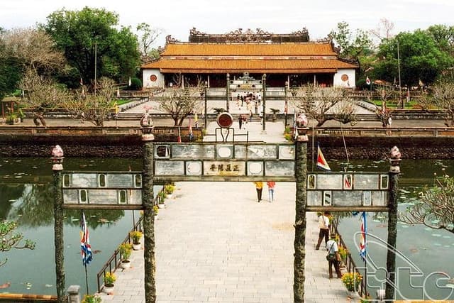 Hue in a day from Chan May cruise Harbor