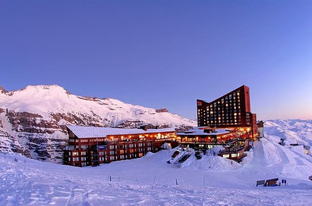 Santiago: Full day panoramic tour to ski resort Valle Nevado