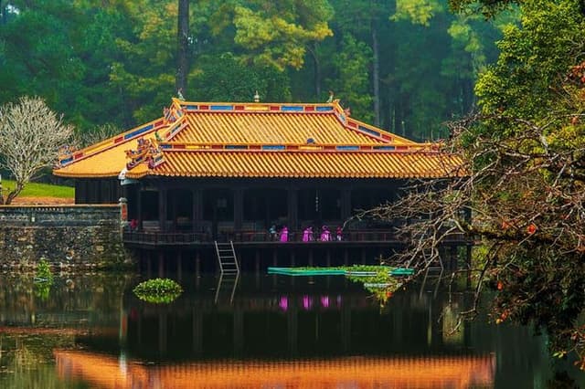 Hue: 3 Tombs + Pagoda with Knowledgeable ES Driver