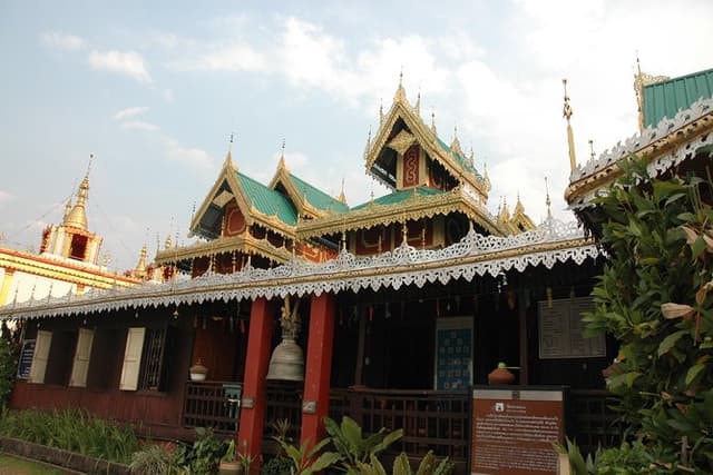 Mae Hong Son City & Temples Tour