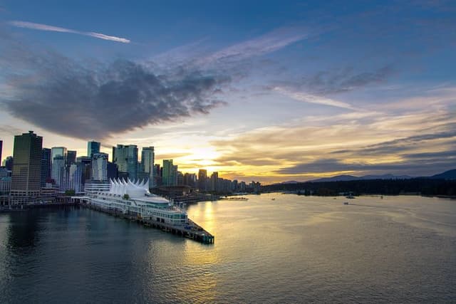 Vancouver Night Tour with Stanley Park & English Bay Stops
