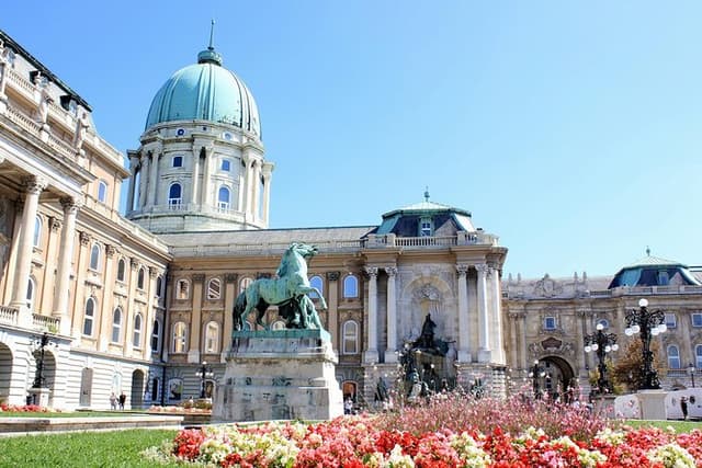 Buda Castle District Walk with Entry to Matthias Church