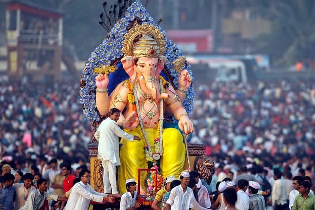 Mumbai Festival Tour in Private Vehicle