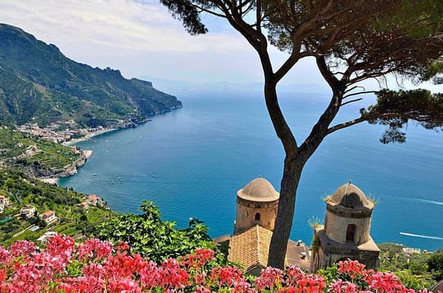 Small-Group Tour of the Amalfi Coast by Minivan with Light Lunch