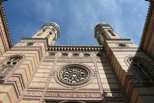 Budapest Jewish Heritage Memorial Walking Tour & Synagogue Entry