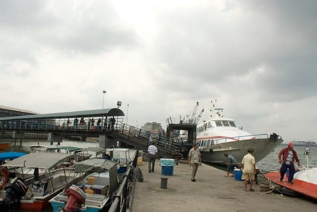 Private Tour: Crab Island Sightseeing Boat Ride and Seafood Lunch