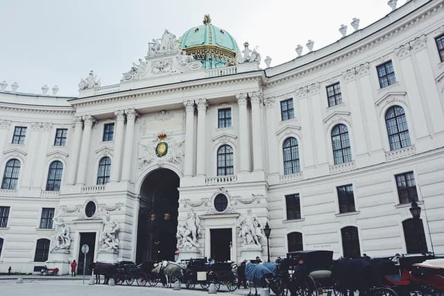 Budapest to Vienna Private Costumizable Day Tour with Lunch