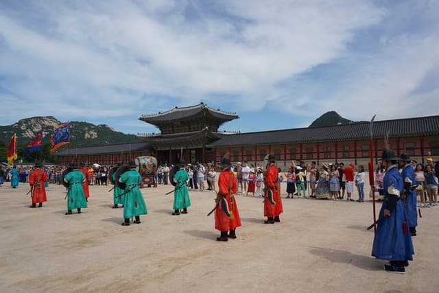 SEOUL PRIVATE CUSTOMIZED TOUR: Palace,Hidden Gems(Airport Option)