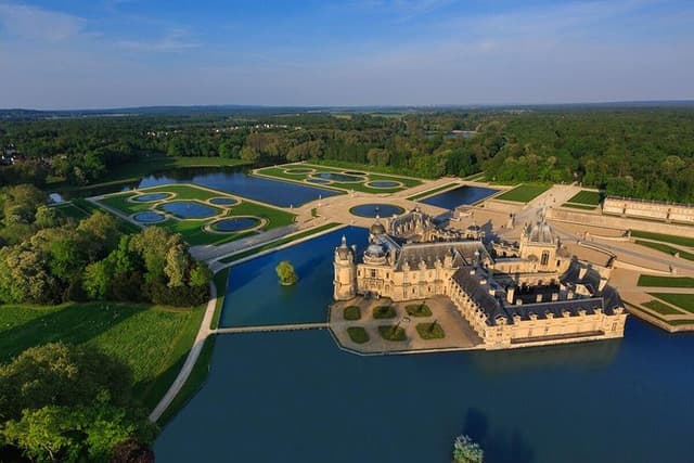 Domaine de Chantilly in a Mercedes VAN (7pax max), Chateau Museum...