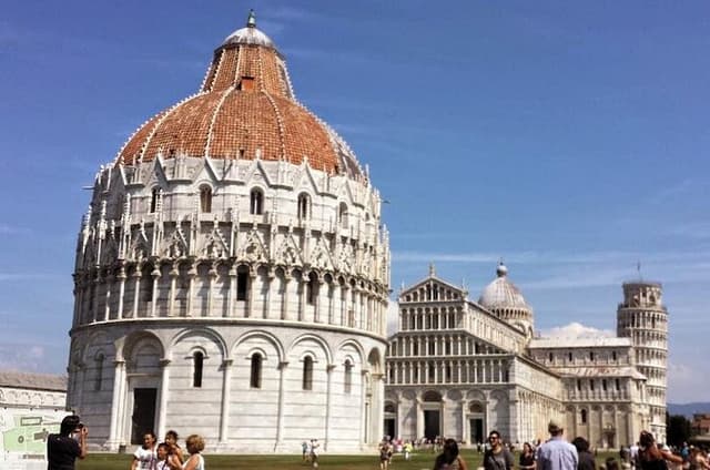Visit with an authorized guide the Plaza de la Catedral and all its monuments