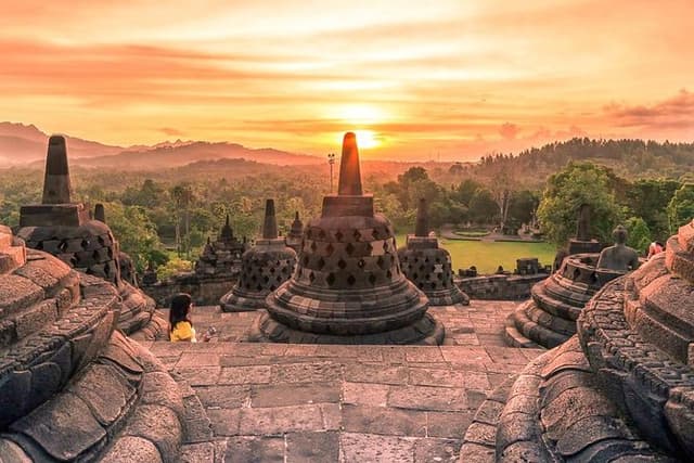 Punthuk Setumbu Sunrise, Borobudur Temple & Merapi Lava Tours