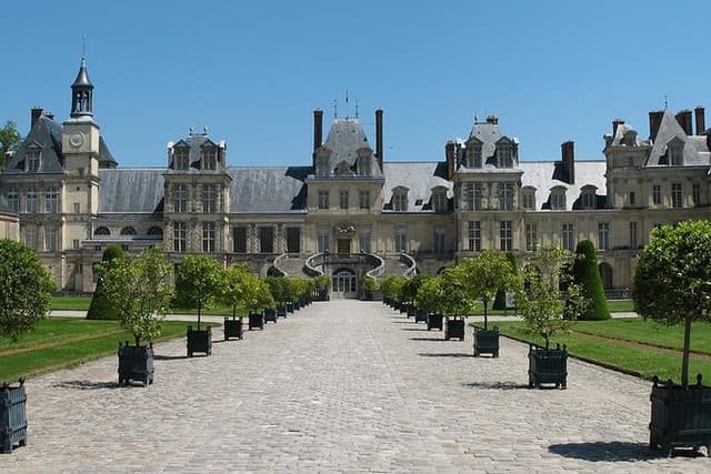 Fontainebleau & Barbizon Half Day Guided Tour from Paris + Entry