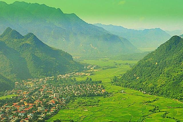 Private day tour Mai Chau hill tribe from Hanoi with cycling tour