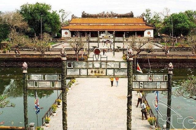 Hue in a day from Chan May cruise Harbor