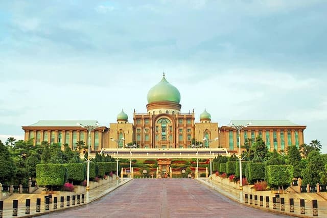 Explore Putrajaya: Iconic Landmarks & Lake Cruise Experience