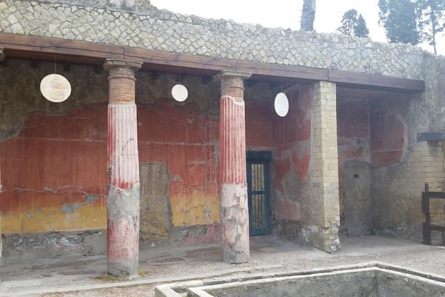 Tour in the ruins of Herculaneum with an archaeologist