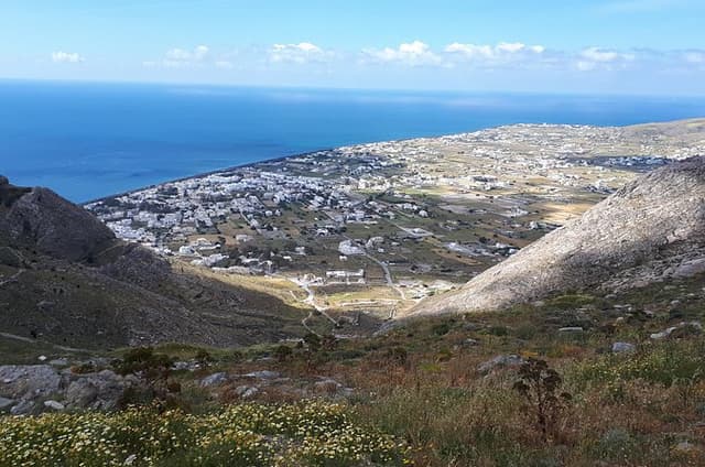Discover the southeastern coast of Santorini