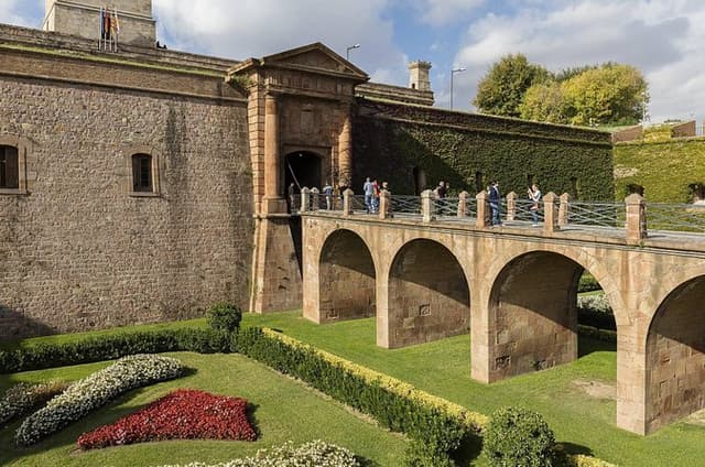 Barcelona: Old Town, Montjuic Castle, Cable Car Small Group Tour