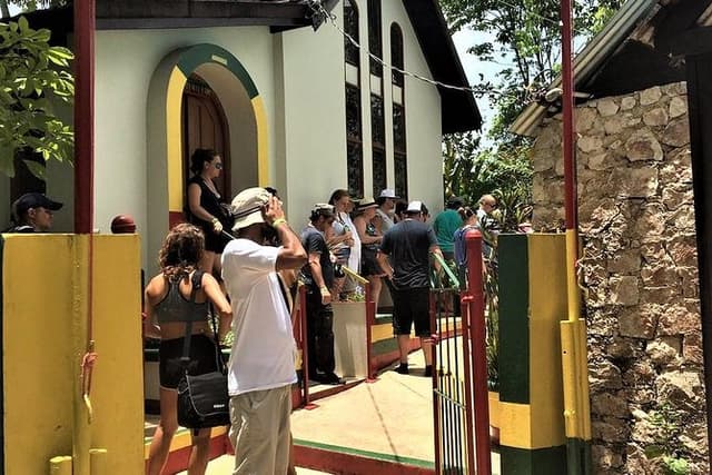 Bob Marley's Nine Mile Day-Trip with Admission & Guided Tour from Runaway Bay