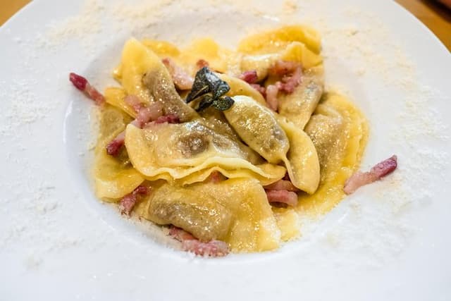 Bergamo Small-Group Full Meal Food Tour with Do Eat Better
