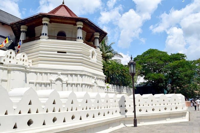 Negombo to Kandy Day Tour: Heritage & Scenic Stops