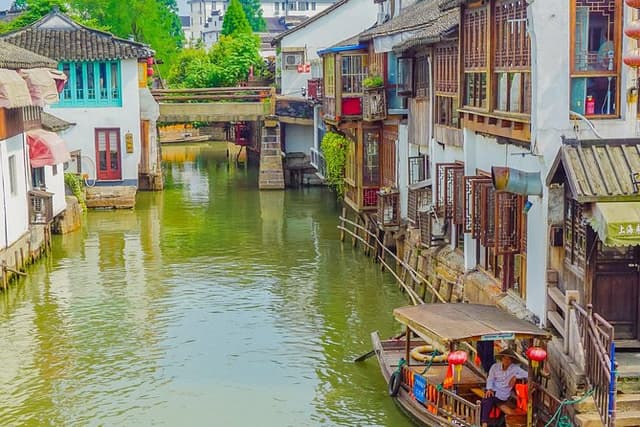 Private Day Tour: Zhujiajiao Water Town with Shanghai Local Shopping Outing