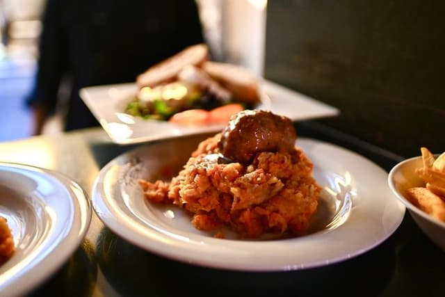 Amsterdam Private Food Tour +10 Classic Tastings in Jordaan Area