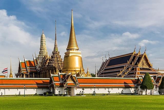 Full Day Bangkok PVT: 3 Must-See Temples & Iconic Flower Market
