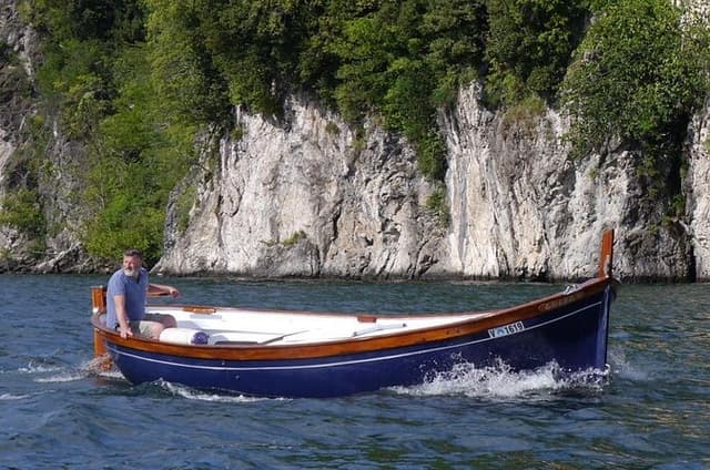 Slow boat tour for small groups with appetizer on Lake Maggiore