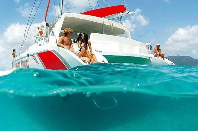 Catamaran Experience to Ile aux cerf: incl: Parasailing, Lunch, GRSE & Transfer