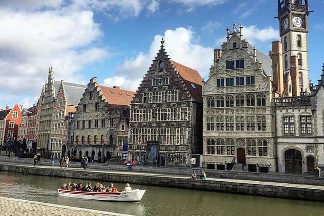 Discover authentic Ghent with historian & taste the best chocolate