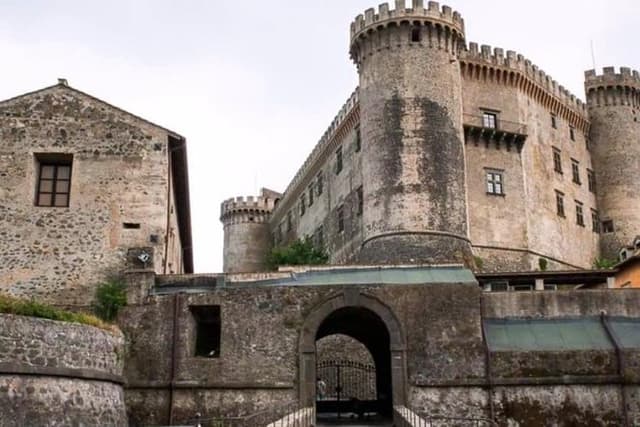Castles and Lakes Port Tour (Driver Only/Self Touring)