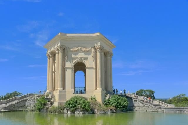 CityTour with local and Photo Portraits Souvenirs in Montpellier