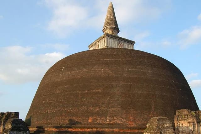 Private Day Trip to Anuradapura Ancient City from Colombo/Negombo