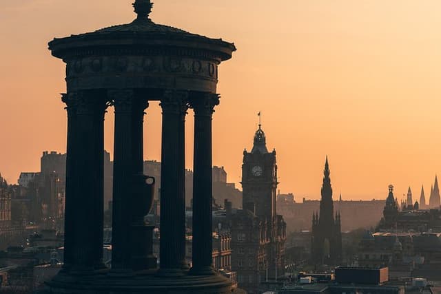Edinburgh Night Tour with a Local Guide: Private & 100% Personalized
