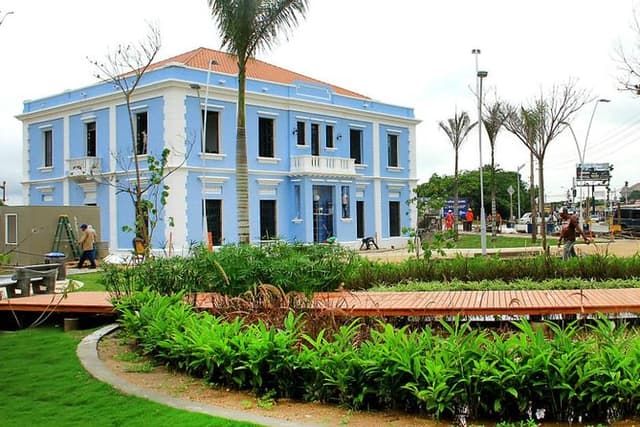 The center: Charm, Culture and Flavors