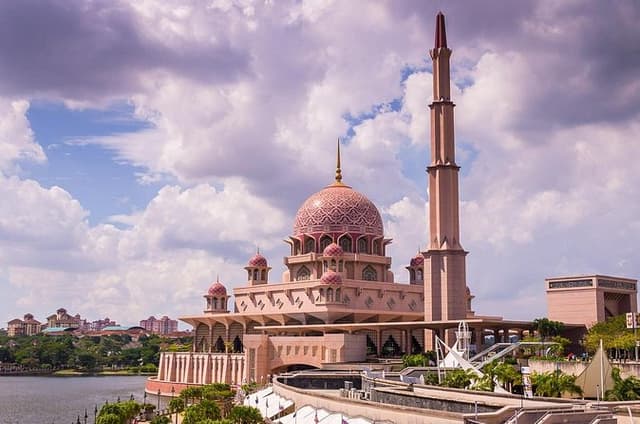 Putrajaya City Tour from Kuala Lumpur with Sight Seeing Cruise